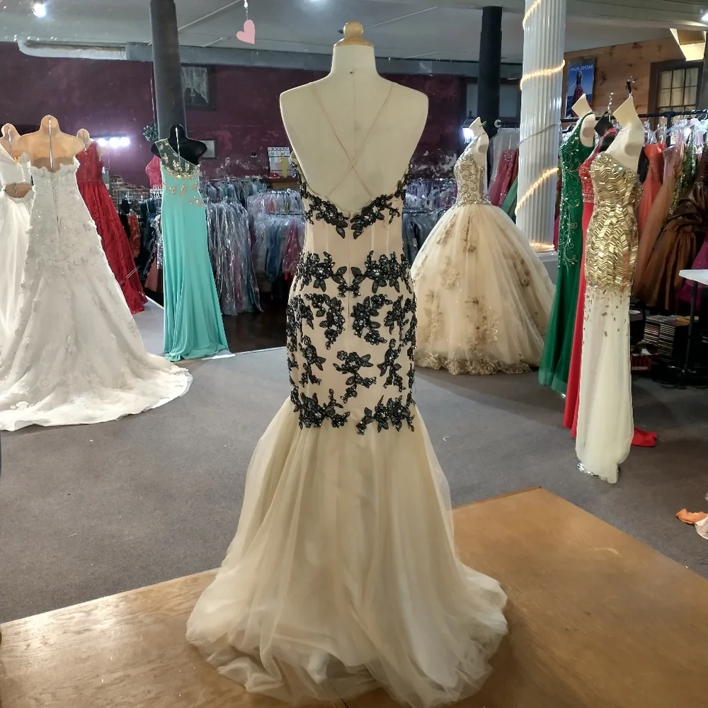 Formal or prom dress - Picture 5 of 7